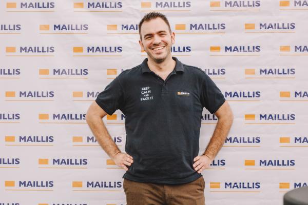 Maillis employee Maillis employee on a brand background